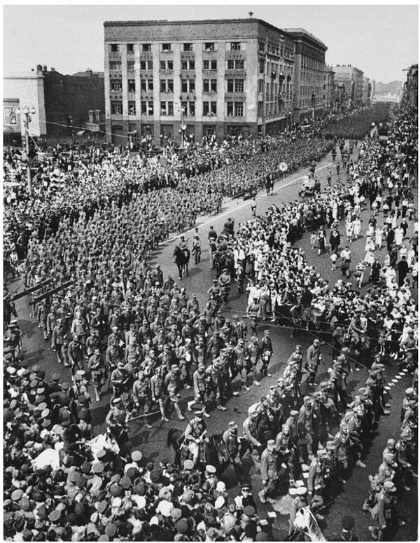 14. Kızıl Ordu'nun dosta güven, düşmana endişe veren görüntüsü: 57.000 Alman savaş tutsağı Moskova'da yürütülüyor, 1944