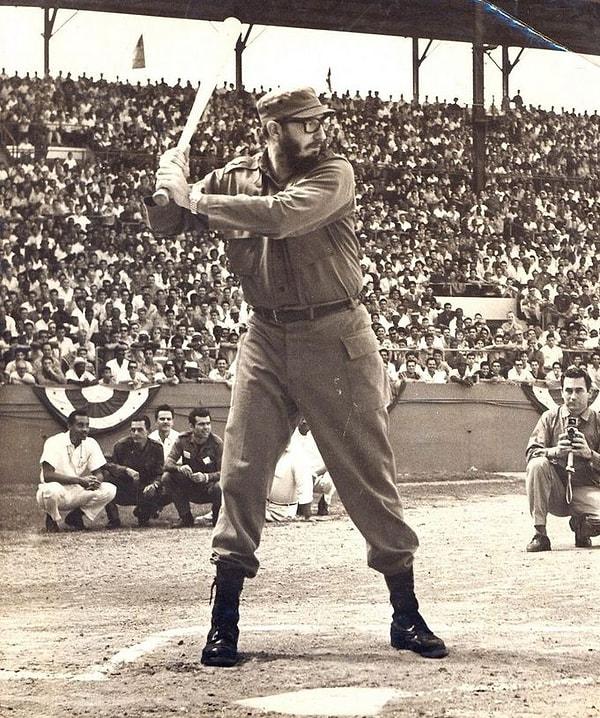 17. Fidel Castro Havana'da beyzbol oynarken, 1959