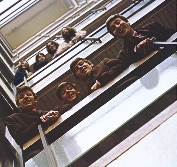 21. The Beatles grubu maziye bakarken, alttaki poz 1962'den, üstteki poz 1969'dan