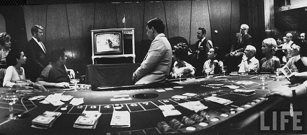 24. Las Vegas'ta bir kumarhane pürdikkat Ay'a inişi izlerken, 1969