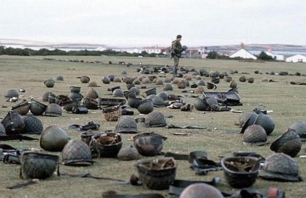 28. Arjantin askerlerinin kaskları arasında bir İngiliz askeri, Falkland adaları, 1982