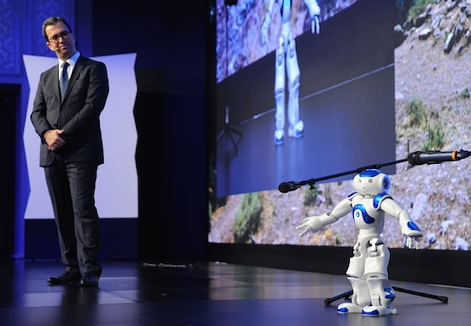 Intel'ın Etkinliğinde Robot Nao Zeybek Dansı Yaptı