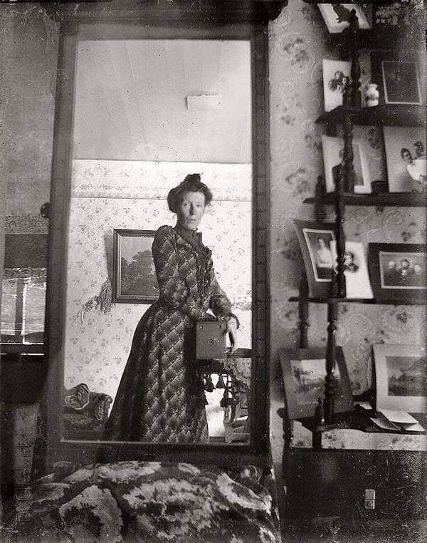 19. Aynadan kendi fotoğrafını çeken ilk kadın.