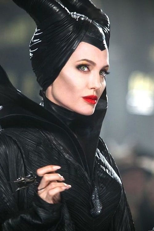 Angelina Jolie 1982 yapımı Lookin' to Get Out filmiyle ekranlarda yerini aldığında 7 yaşındaydı. Son filmi Malefiz'de 39 yaşında.