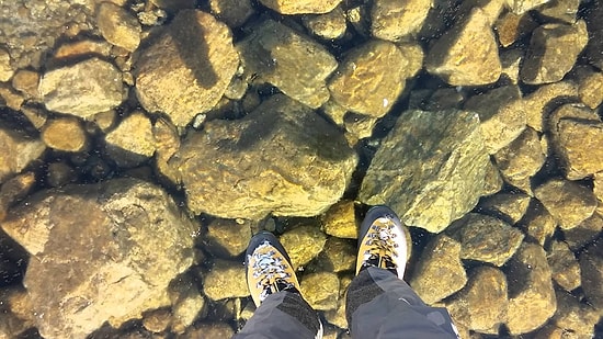 İnanılmaz Berrak Buzun Üzerinde Yürüyen Adam