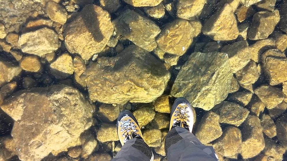 İnanılmaz Berrak Buzun Üzerinde Yürüyen Adam