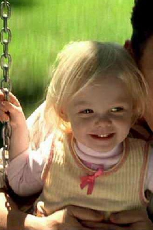 Elle Fanning 2001'de Benim Adım Sam filminde 3 yaşındayken ablası Dakota Fanning'in canlandırdığı karakterin küçüklüğünü oynamıştı. Şimdiyse onu 16 yaşındaki haliyle Malefiz filminde izledik.