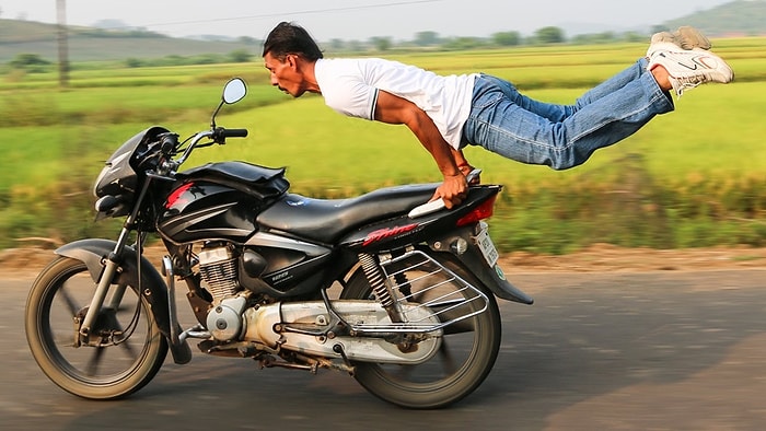 Huzuru Motorsiklet Üzerinde Yoga Yaparak Bulan Rahatsız Abi