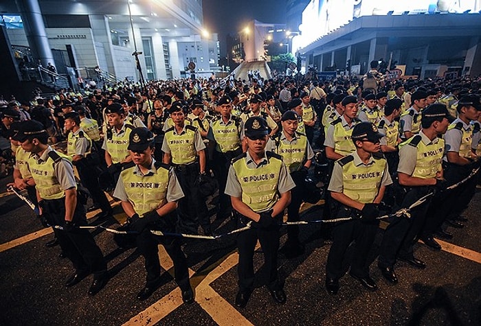 Hong Kong'da Polis Alanları Boşaltmaya Başladı