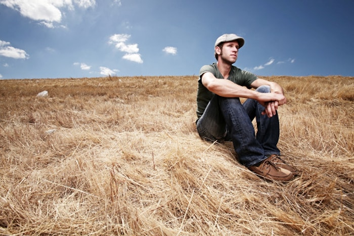 Sevgilisine Attığı Mesajın Cevabını Beklerken Bir Erkeğin Aklından Geçen 30 Düşünce