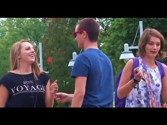 Kızlara Çiçek Verme Şakası