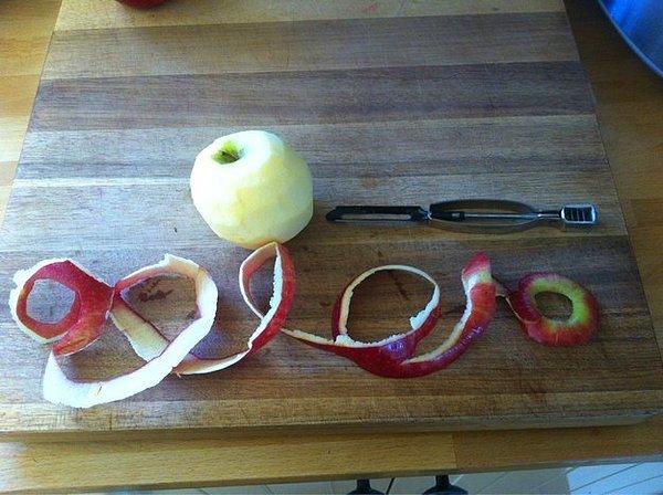 22. Sanatsal bir hamleyle soyulan bu elma.