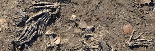 6. İçleri kesilmiş ellerle dolu çukurlar