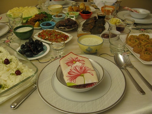 7- İftar sofrası kurmak & yemek