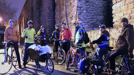 Evsizlere Çorba Dağıtmak İçin Pedal Çevirenler