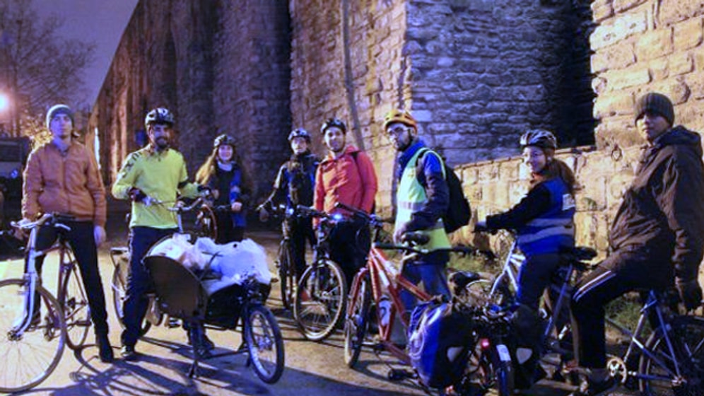 Evsizlere Çorba Dağıtmak İçin Pedal Çevirenler