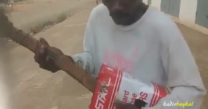 Tenekeden El Emeği Gitarla Döktüren Adam