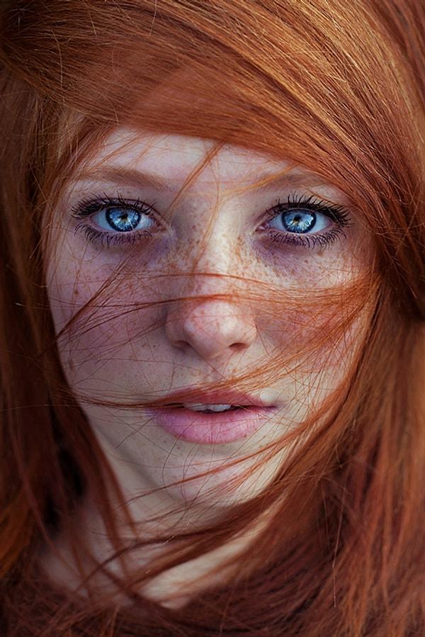 1. Doğal kızıl saç + mavi göz dünyanın en nadir kombinasyonlarından biridir.