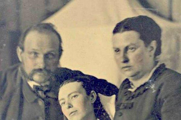 2. 19. yüzyıldan bir aile fotoğrafı.