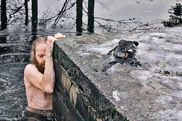 4. Lars soğuk sulara atladı ve perişan haldeki ördeği kurtarmak için elinden geleni yaptı.