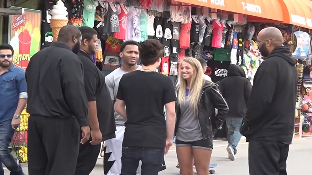 Bodyguard Tutup İnsanlara Artistlik Yapmak | Şaka İçerir