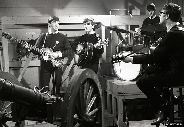 26. Beatles İngiltere'de ilk kez televizyona çıktı.