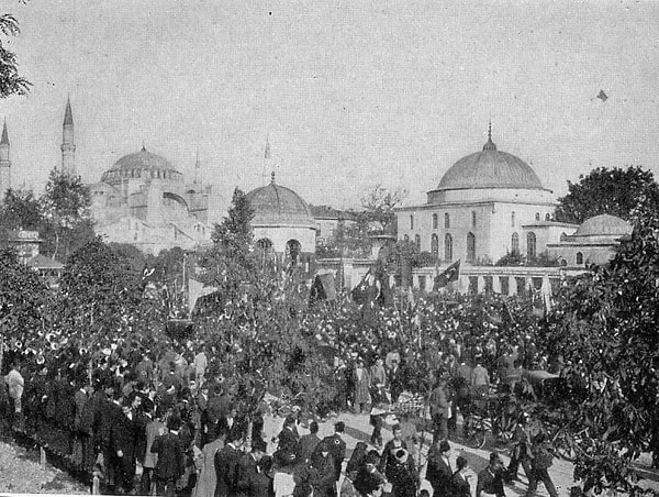 11. Çoğunluğunu reformist Jön Türklerin oluşturduğu yeni parlamento, ilk kez toplandı.