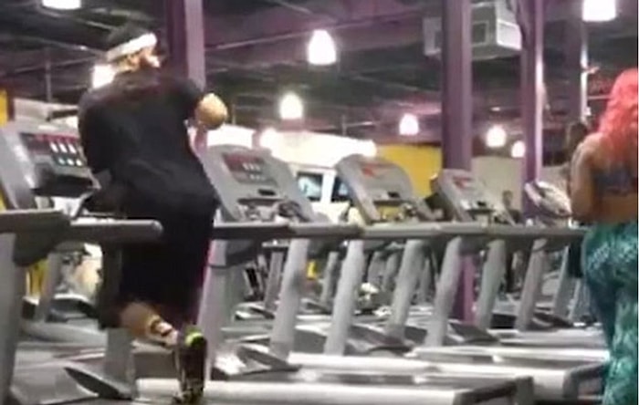 Koşu Bandında Çapkınlığı Eline Yüzüne Bulaştıran Adam