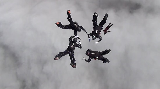 Paraşütle Atlayan Yarışmacıları Uçaktan İzleyen Yetenek Fransa Jurileri