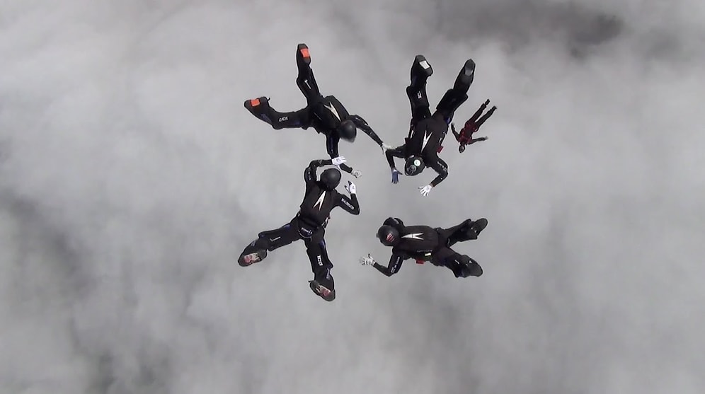 Paraşütle Atlayan Yarışmacıları Uçaktan İzleyen Yetenek Fransa Jurileri