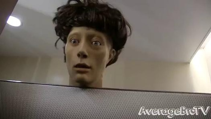 Erkek Manken Kafası Şakası ile Tuvalettekileri Tırsıtmak