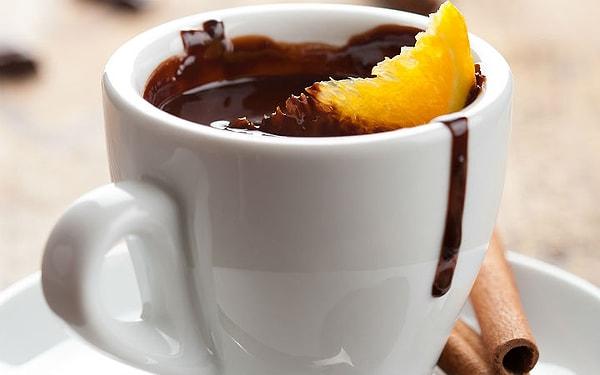 Sıcak çikolatayı sevmeyen okulu bıraksın: Portakallı sıcak çikolata