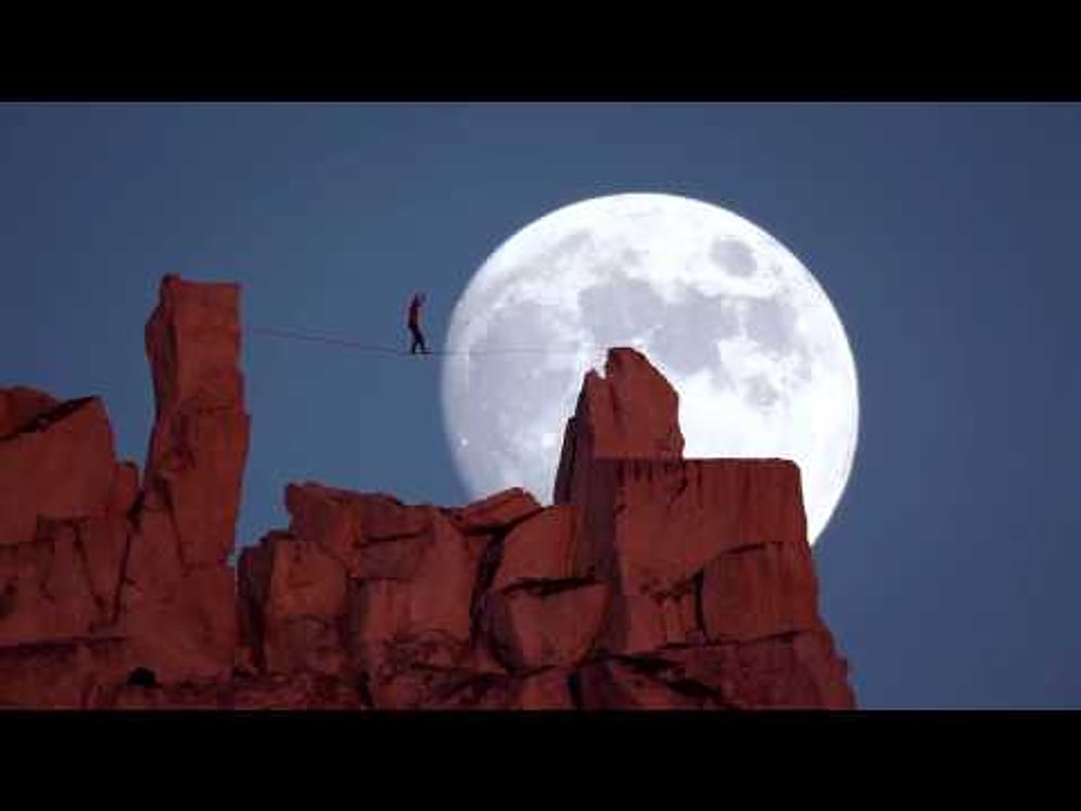 İnanılmaz Manzara Karşısında İpin Üzerinde Yürüyen Adam