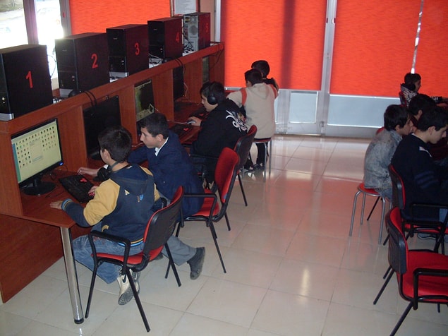 8. Okul çıkış saatlerinde kafenin bir anda üniformalı öğrencilerle dolması alışıldık bir durumdur.