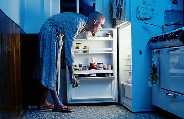 9. Gecenin Köründe Buzdolabına Dadanmaları