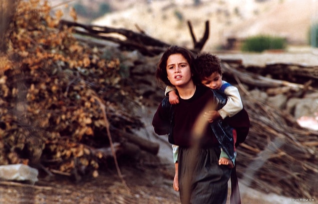 12. Lakposhtha parvaz mikonand / Kaplumbağalar da Uçar (2004)