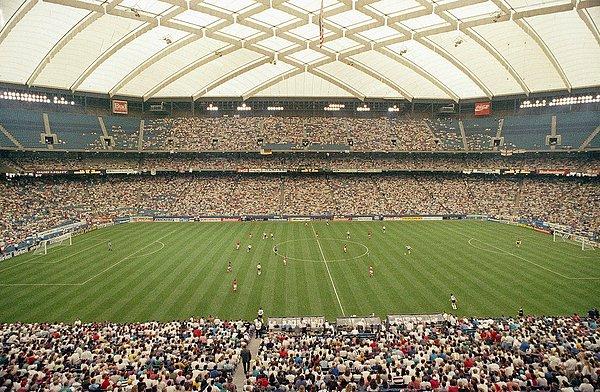 7. 1994 yılında, tarihte ilk kez bir Dünya Kupası maçı kapalı bir stadyumda oynanmıştı.