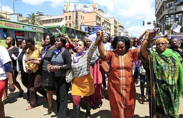 17. Kenya'da, mini etek giydiği için 'ahlaksız' olarak suçlanarak, sokak ortasında saldırıya uğrayan ve kıyafetleri parçalanan bir kadına destek olmak için sokaklara çıkan yüzlerce Kenyalı kadın