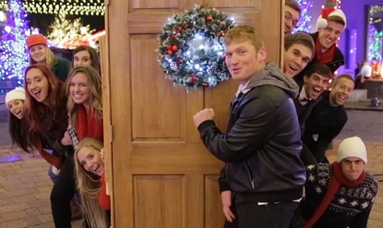 Akapella Müzik Yaparak İnsanlara Süpriz Yapan Adam