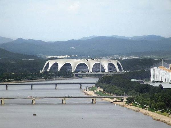 2. Bilinenin aksine dünyanın en büyük stadyumu Kuzey Kore'dedir. Rungrado 1 Mayıs Stadyumu'nun kapasitesi 150bin kişi.