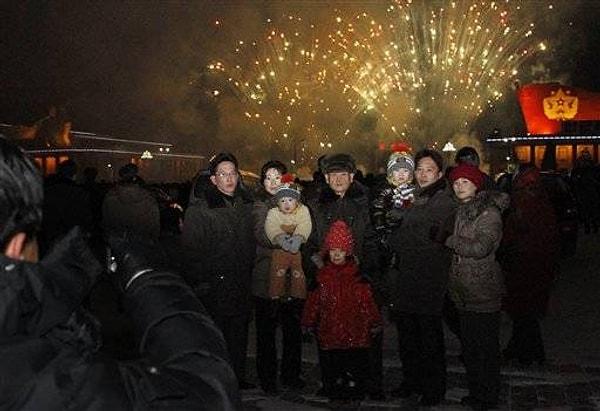 14. 1 Ocak'ta biz 2015'e girdiğimizde Kuzey Kore 103 yılına girdi. Çünkü takvimlerinin miladı "ebedi başkan"ları Kim İl-sung'un doğum yılı. (1912)