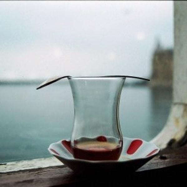 35. Daha çay içmeyeceğinizi belirten kaşığı bardağın üzerine koymak.