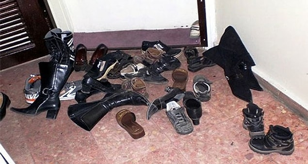 11. Özene bezene alınan bayramlık ayakkabıları giymek bir mesele, misafirlikte çıkartmak ayrı meseledir. Yepyeni ayakkabınızı kimsesiz ayakkabılar mezarlığına terk edersiniz bir süre.