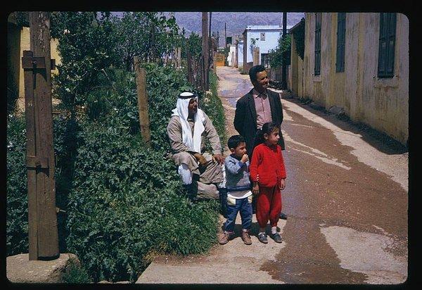4. Beyrut ve Şam arasında, küçük bir köy yolunda yolculuk yapan bir grup.