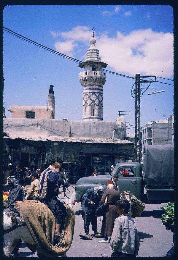 15. Pazar yerinden yükselen bir minare.