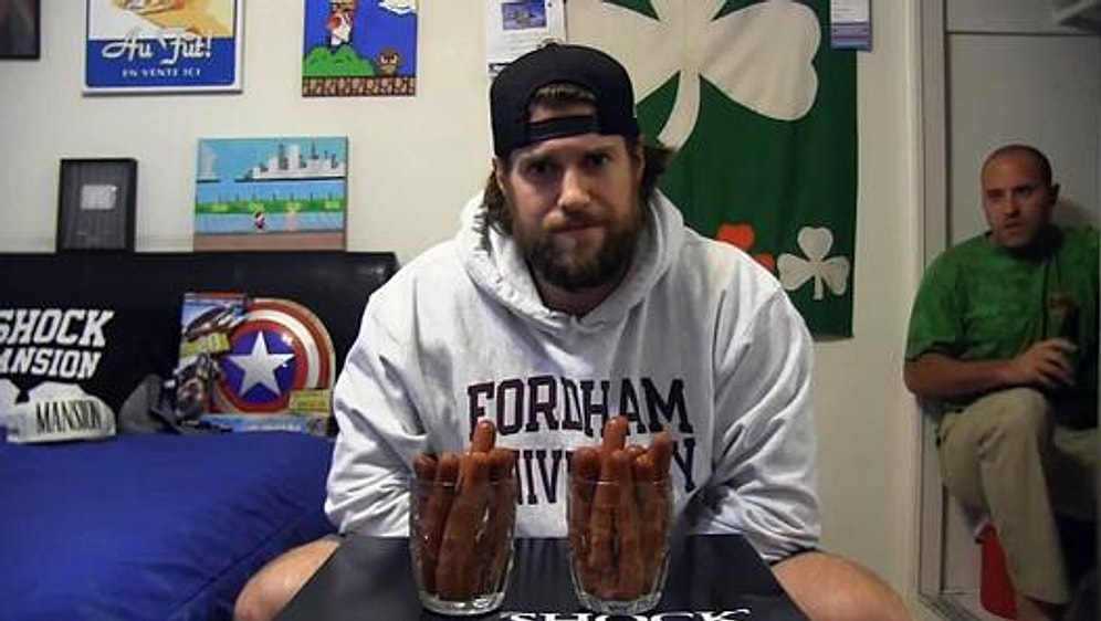 15 Tane Sosisi Çiğnemeden Yutan Eleman