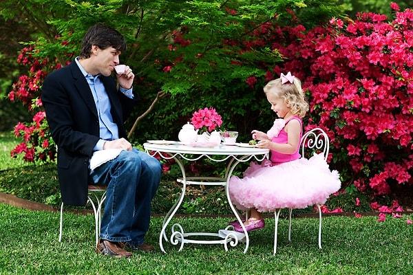 13. Kız yeğeni ile çay partisi düzenlerken.