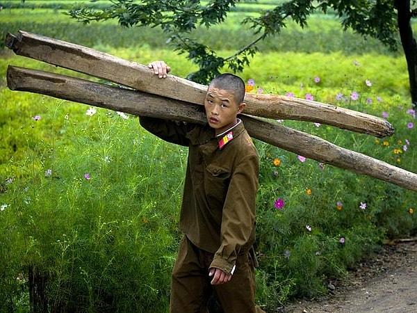 3. Odun taşıyan bir asker.