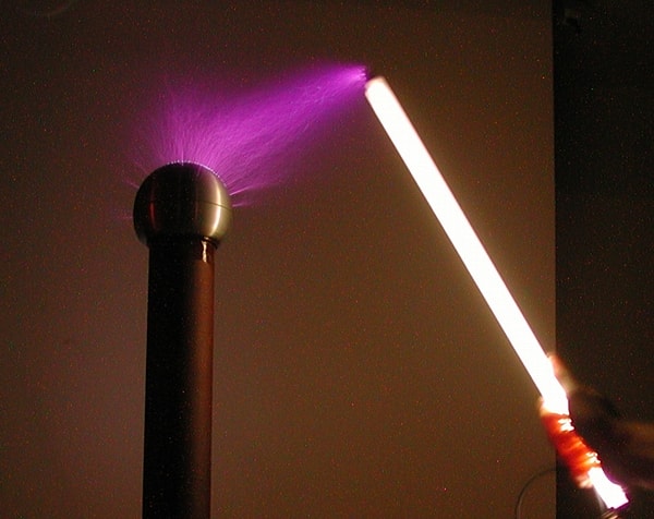 8. Он использовал флуоресцентную лампу в своей лаборатории более чем на 40 лет раньше того, как индустрия «изобрела» ее