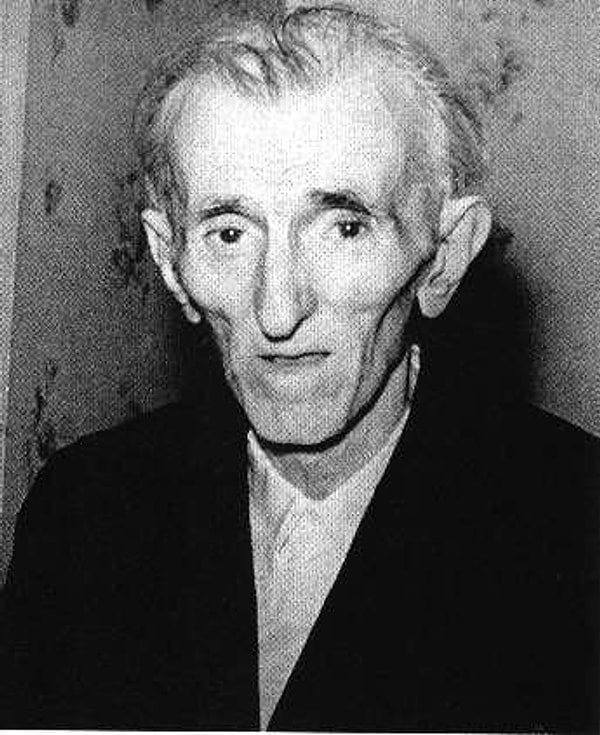 18. Как человек, который, можно сказать, изобрел современный мир, он мог бы стать миллиардером. Но, когда он был найден мертвым в отеле Нью-Йоркер 7 января 1943 года, за душой у него не было ни гроша